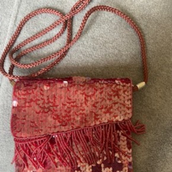 Should strap bag with shoulder strap and belt loop on leather back. - Picture 2 of 5